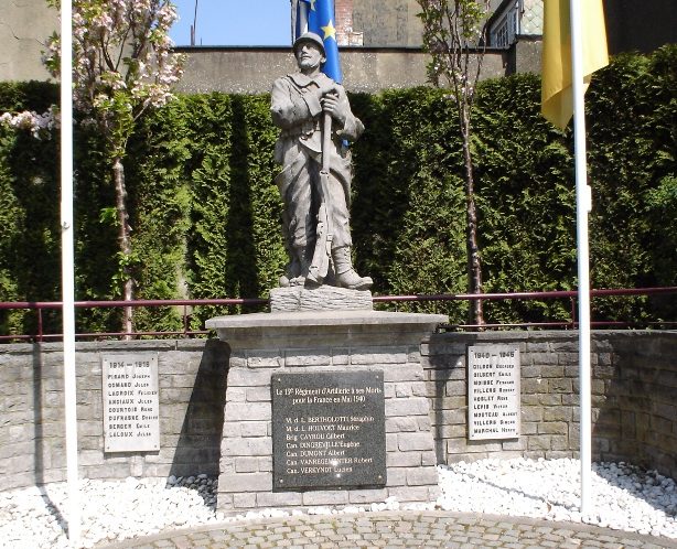 Совет Mont-Saint-Guirert. Памятник, посвященный погибшим воинам в обеих мировых войнах.