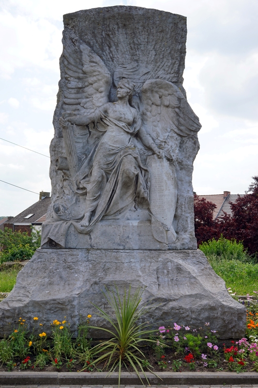 Муниципалитет Houdens. Памятник погибшим воинам и жертвам обеих войн.