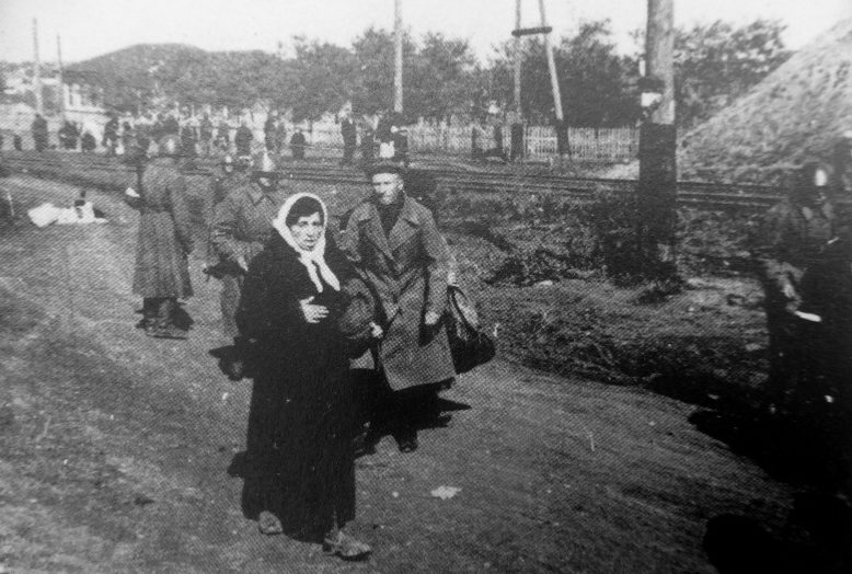 Полицаи ведут евреев к месту расстрела в районе Кривого Рога. Октябрь 1941 г.