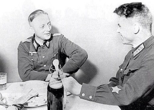 Дружеский разговор офицера Вермахта и комиссара Красной Армии. Брест, сентябрь1939 г.