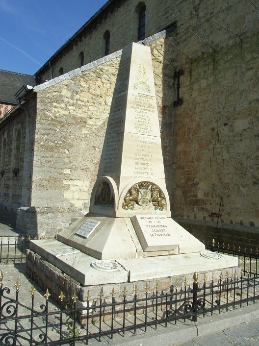 Муниципалитет Neerheylissem. Памятник, установленный у церкви и посвященный жертвам обеих мировых войн.