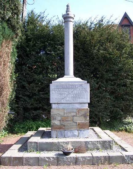Муниципалитет Орей. Памятник на могиле трех французских летчиков. 