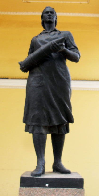 Скульптура «Тыл» у главного павильона парка. Скульптор - Н. Горенышев. 