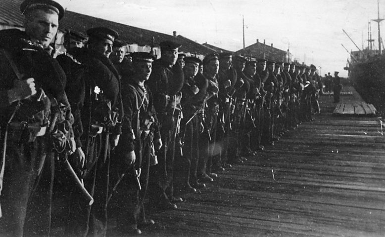 Морские пехотинцы в порту. Октябрь 1941 г.