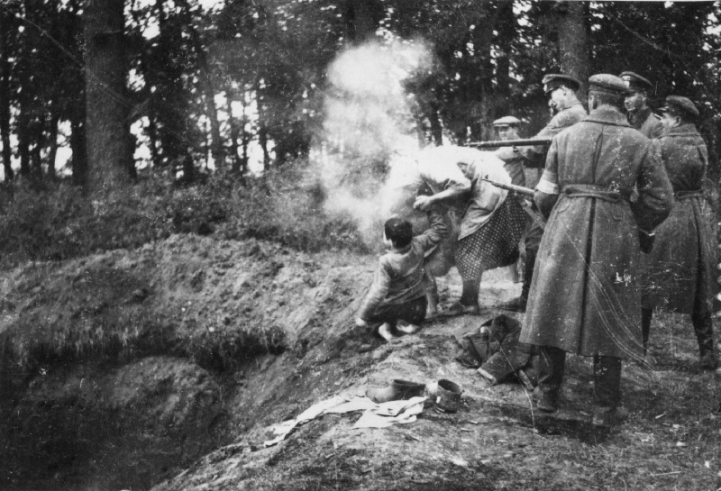 Полицаи расстреливают евреев в поселке Мирополь Житомирской области. Октябрь 1941 г.