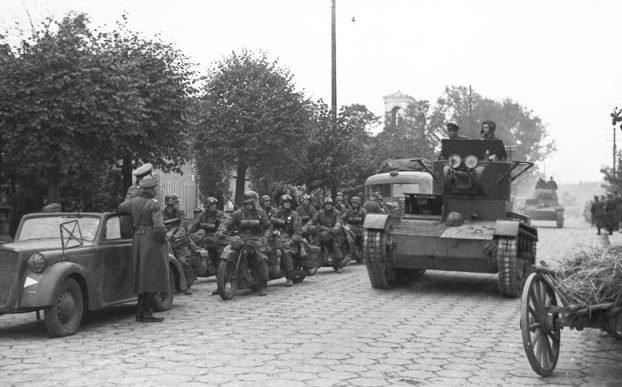 Советские танки Т-26 из состава 29-й танковой бригады Красной Армии входят в Брест. Сентябрь, 1939 г.