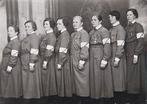 «Лотты» в рабочих платьях с повязками на рукавах. 1940 г. 