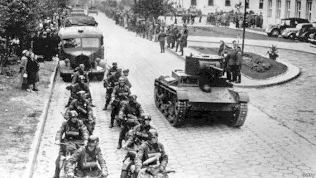 Советские танки Т-26 из состава 29-й танковой бригады Красной Армии входят в Брест. Сентябрь, 1939 г.