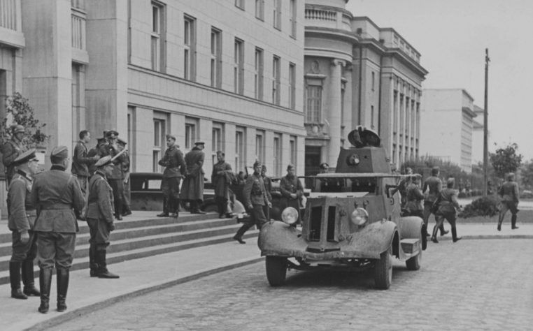 Бронеавтомобиль 29-й советской танковой бригады на улице Бреста во время переговоров. Сентябрь, 1939 г.