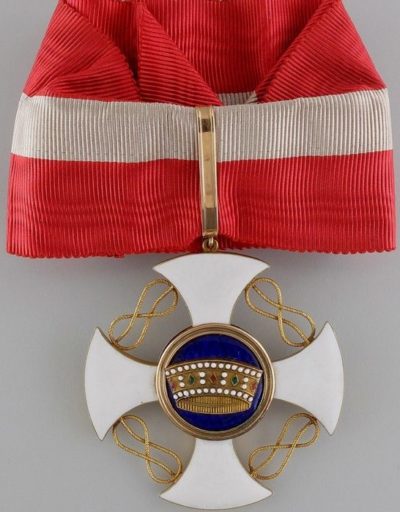 Знак Командор ордена Короны Италии на шейной ленте.