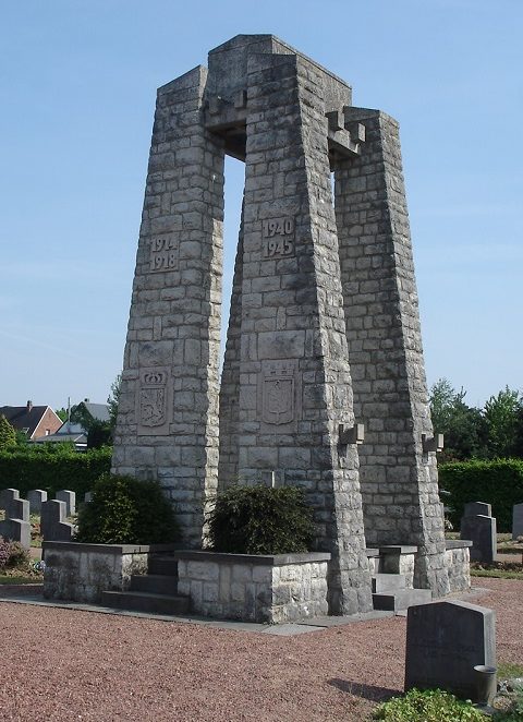 Муниципалитет Nivelles. Монумент в центре общинного кладбища воинов, погибших на войне.