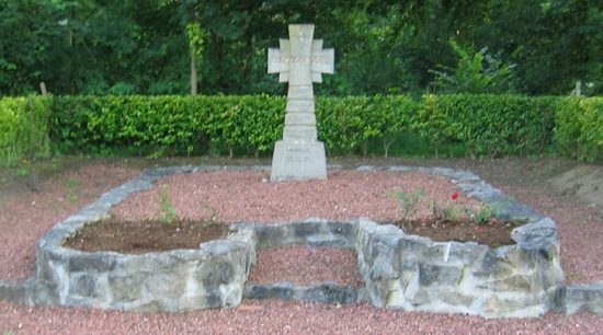 г. Lombise. Памятник четырем воинам, погибших в 1944 г.
