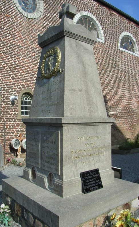 Муниципалитет Opheylissem. Памятник, посвященный погибшим воинам в обеих мировых войнах.