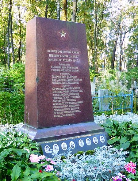 Памятник на братской могиле бойцов 2-го зенитно-пулеметного полка ПВО. 