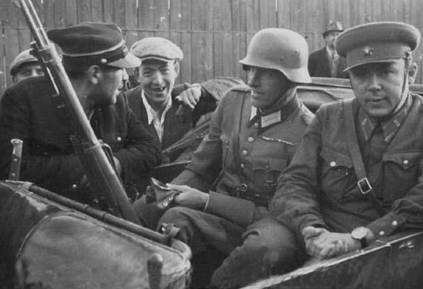 Немецкий и советский офицеры с польским железнодорожником. Брест, сентябрь, 1939 г.