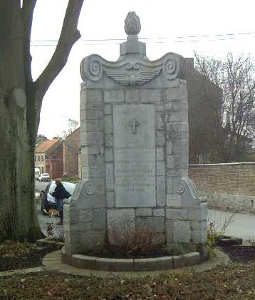 Муниципалитет Marbaix. Военный мемориал погибшим в обеих войнах.