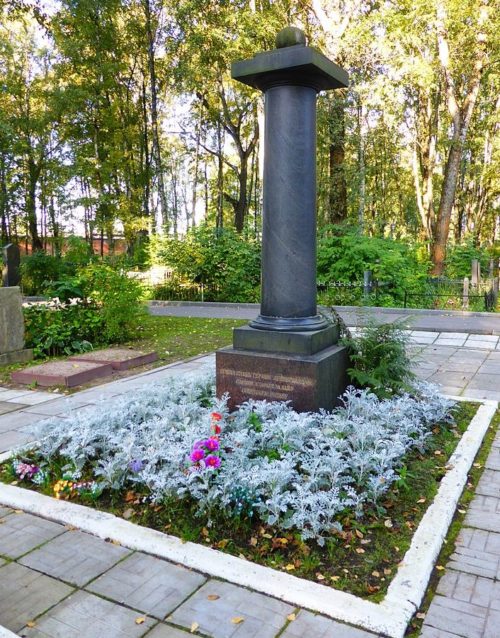 Памятник на братской могиле ленинградцев.