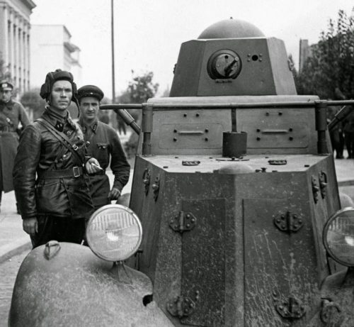 Батальонный комиссар 29-й танковой бригады Красной Армии В. Ю. Боровицкий с немецкими офицерами у бронеавтомобиля БА-20 в Бресте. Сентябрь, 1939 г.