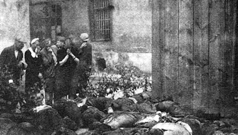 Тела заключенных тюрьмы во Львове, расстрелянных перед отступлением Красной Армии. Июль 1941 г.