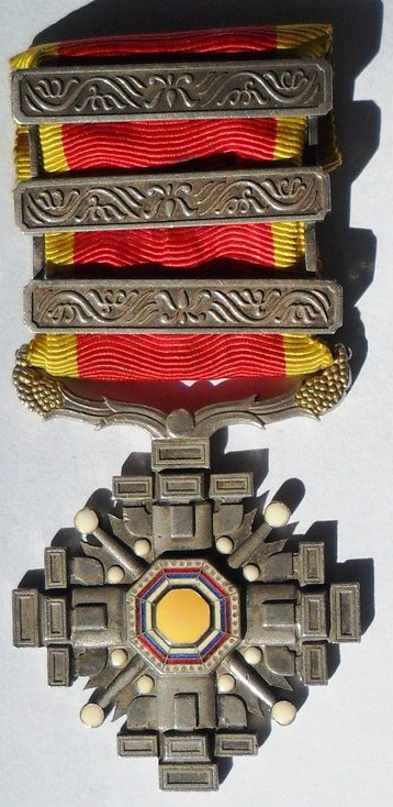 Аверс и реверс ордена Столпов государства 6-го класса с тремя серебряными планками.