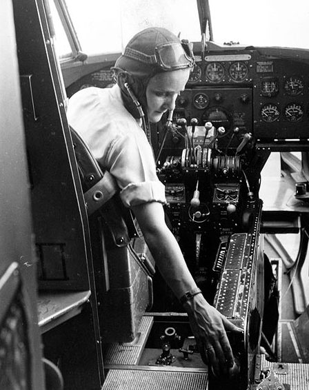 «Лотта-пилот» перегоняет самолет из Великобритании в Финляндию. 1940 г. 