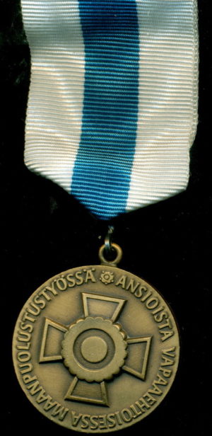Аверс и реверс бронзовой медали «За заслуги» в финской ассоциации резерва.