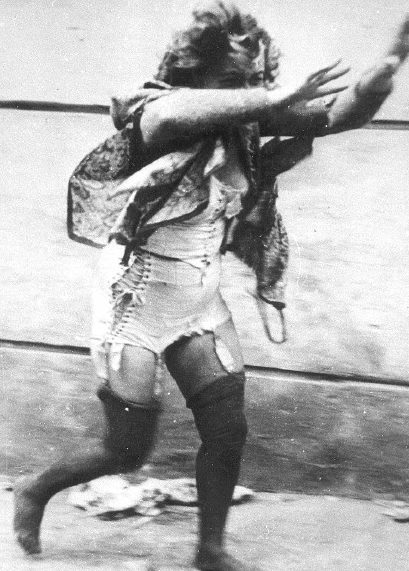 Юные львовяне избивают еврейку. 1 июля 1941 г.