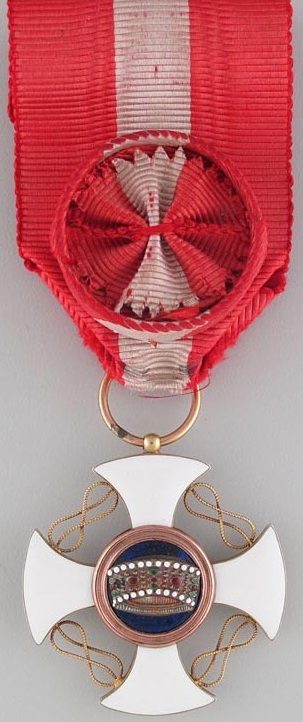 Варианты ношения орденской ленты с розеткой со знаком Офицер ордена Короны Италии.