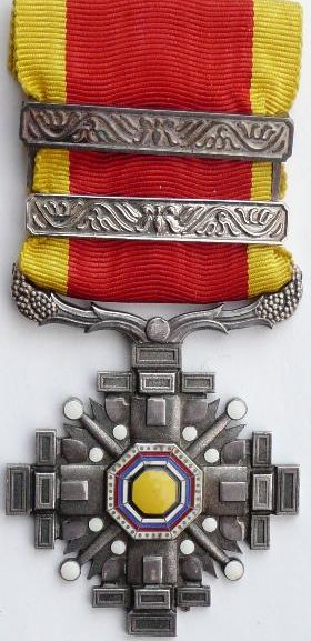 Аверс и реверс ордена Столпов государства 7-го класса с двумя серебряными планками.