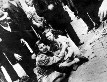 Еврейские женщина и девочка подвергаются издевательствам со стороны погромщиков. 1 июля 1941 г.