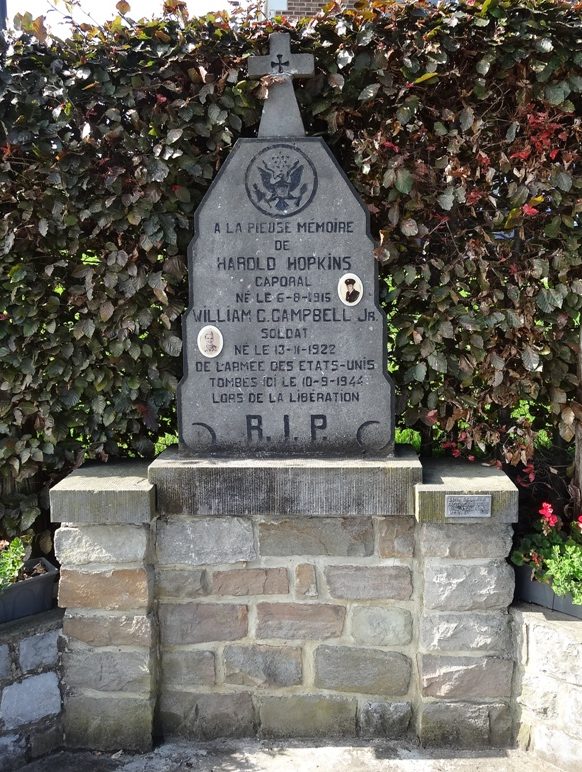 Муниципалитет Battice. Памятник памяти двум погибшим американским солдатам во время Второй мировой. 
