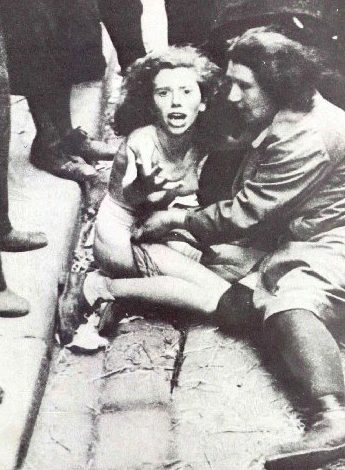 Еврейские женщина и девочка подвергаются издевательствам со стороны погромщиков. 1 июля 1941 г.