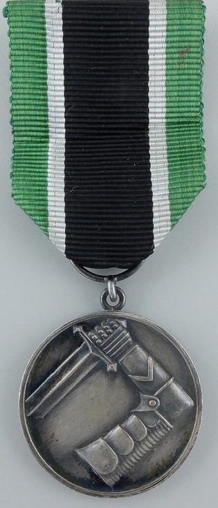 Аверс и реверс серебряной медали Шюцкора «За заслуги».
