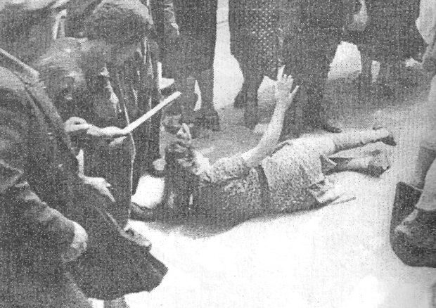 Евреек избивают палками. 1 июля 1941 г.