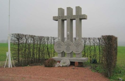 г. Montroeul. Памятник трем погибшим американским летчикам, установленный в сентябре 1945 г.