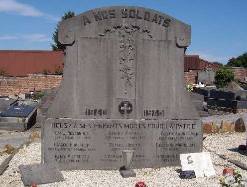 Муниципалитет Heusy. Памятник на кладбище погибшим во Второй мировой войне. 