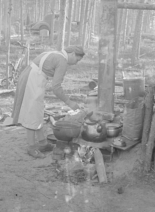 «Лотты» на полевой кухне. 1940 г.