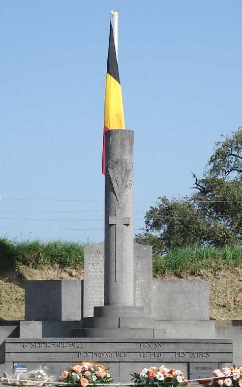 г. Hody. Памятник 17 жертвам нацистов, расстрелянных 6 сентября 1944 года. Архитектор - Омер Дэвин. 