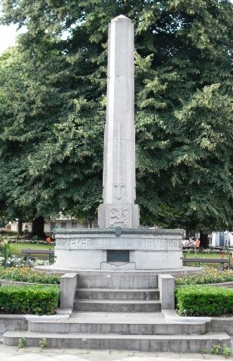 Коммуна де Брукселлес. Памятник, установленный в 1949 году национальным войскам.