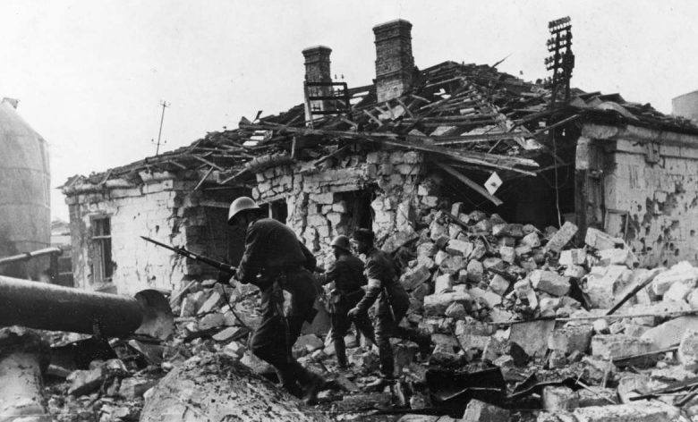 Румынская пехота атакует город. Октябрь 1941 г.