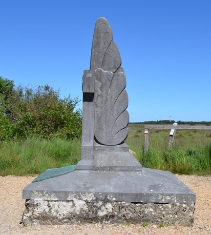 Муниципалитет Berinzenne. Памятник экипажу самолета Lancaster ME-581-BQ-D, погибшему с 22 на 23 апреля 1944 года, во время возвращения с бомбардировки Дюссельдорфа. 