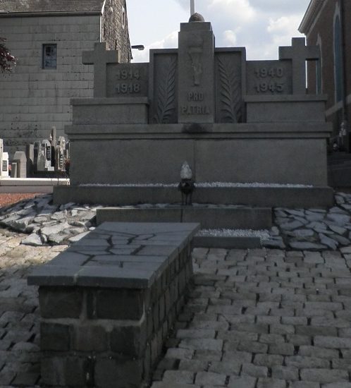 Коммуна Гомбург (Hombourg). Военный мемориал на кладбище воинов обеих войн.