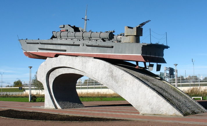 Памятник военным морякам-катерникам.