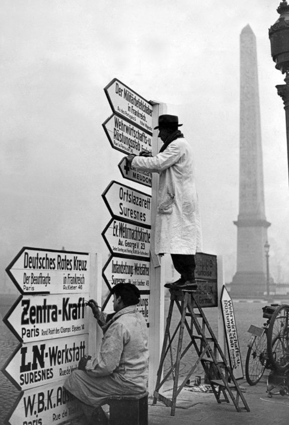 Установка немецких указателей на площади Конкорд. Осень 1940 г.