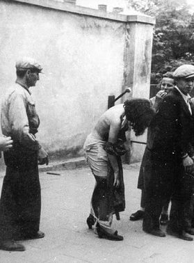 Погромщики издеваются над еврейками. 1 июля 1941 г.