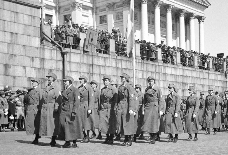 Подразделение «Lotta Svärd» на военном параде в Хельсинки в День памяти. Май 1940 г.