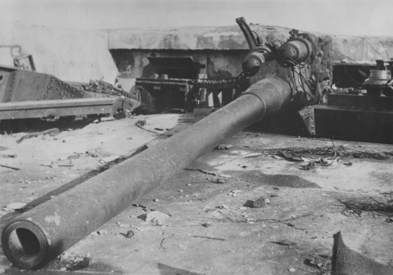 Уничтоженное 180-мм орудие 412-й батареи. Октябрь 1941 г.