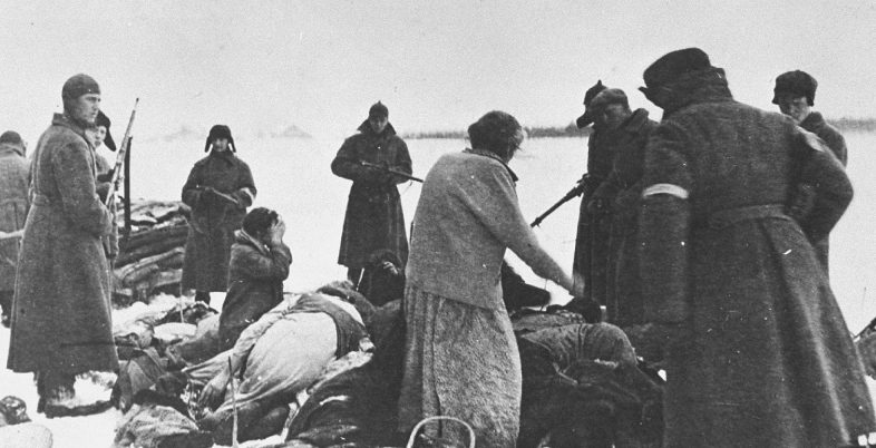 Полицаи на расстреле евреев в Чернигове. 1942 г.