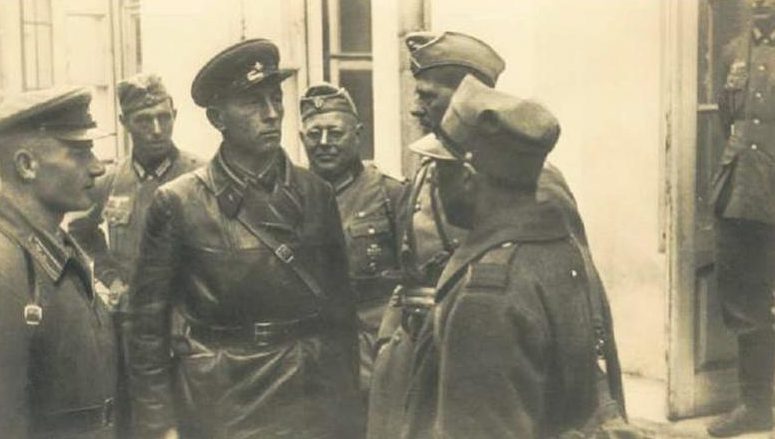 Советский офицер общается с пленным поляком рядом с немецкими солдатами. Брест, сентябрь 1939 г.