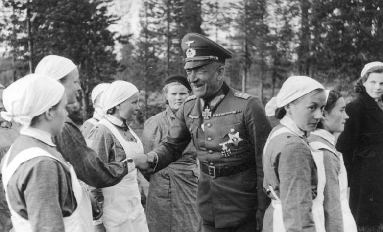 Генерал фон Фолкенхорст среди членов организации«Lotta Svärd». Лето 1941 г.